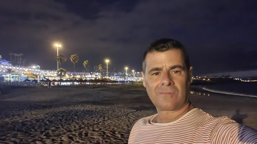 Ricardo Cobiella en la playa de Santa Cruz de La Palma.