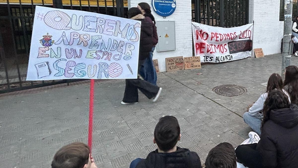 Sentada estudiantil en Sevilla por tener que volver al instituto poco después de desprendimientos en su fachada