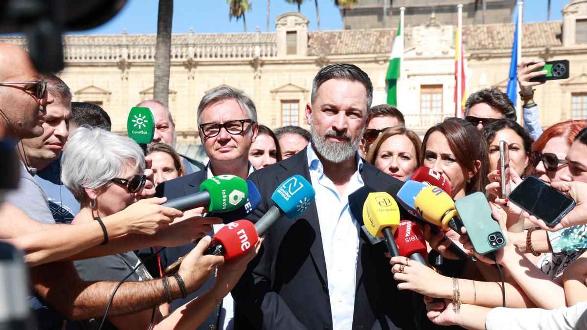 Abascal ordena vetar la investigación por la crisis de los cribados en Andalucía un año después de pedir la dimisión de Moreno