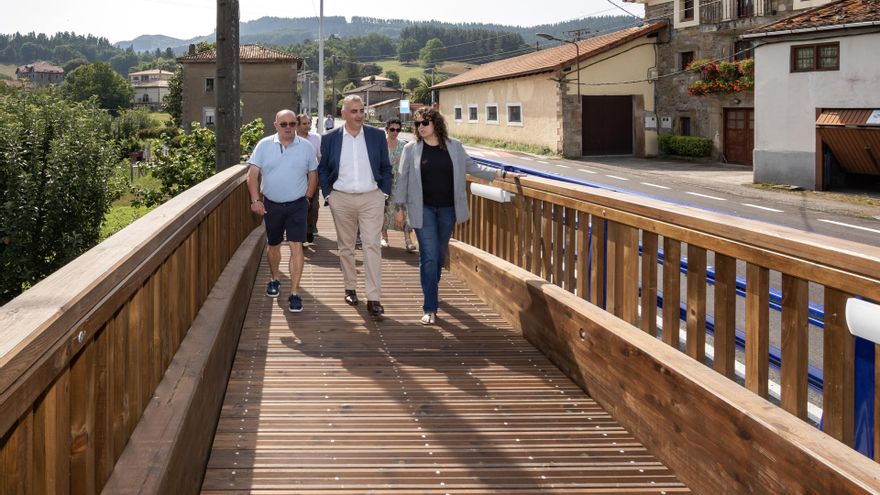El consejero de Fomento, Roberto Media, inaugura la renovación de la carretera autonómica entre La Matanza y La Capitana
