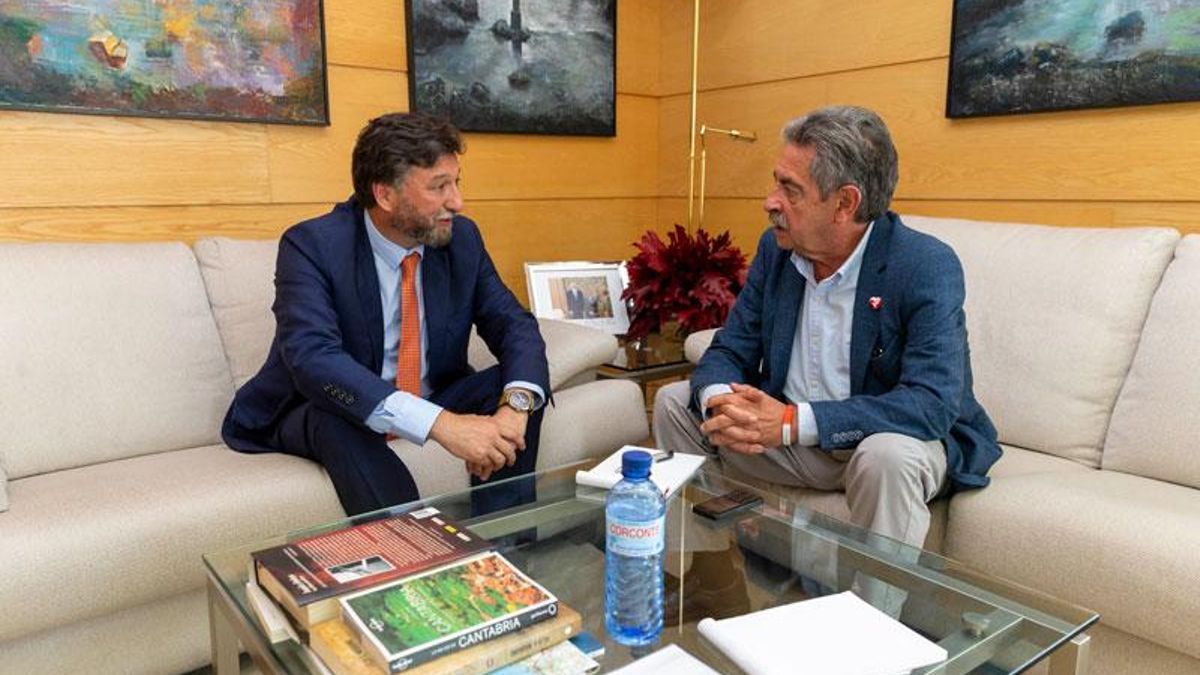 Miguel Ángel Revilla junto al diputado de Vox en Cantabria Cristóbal Palacio. | MIGUEL LÓPEZ