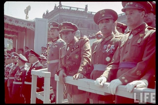 Mandos del Ejército español en el desfile de Berlín de la Legión Cóndor. Nótese la diferencia de uniformes con los alemanes.