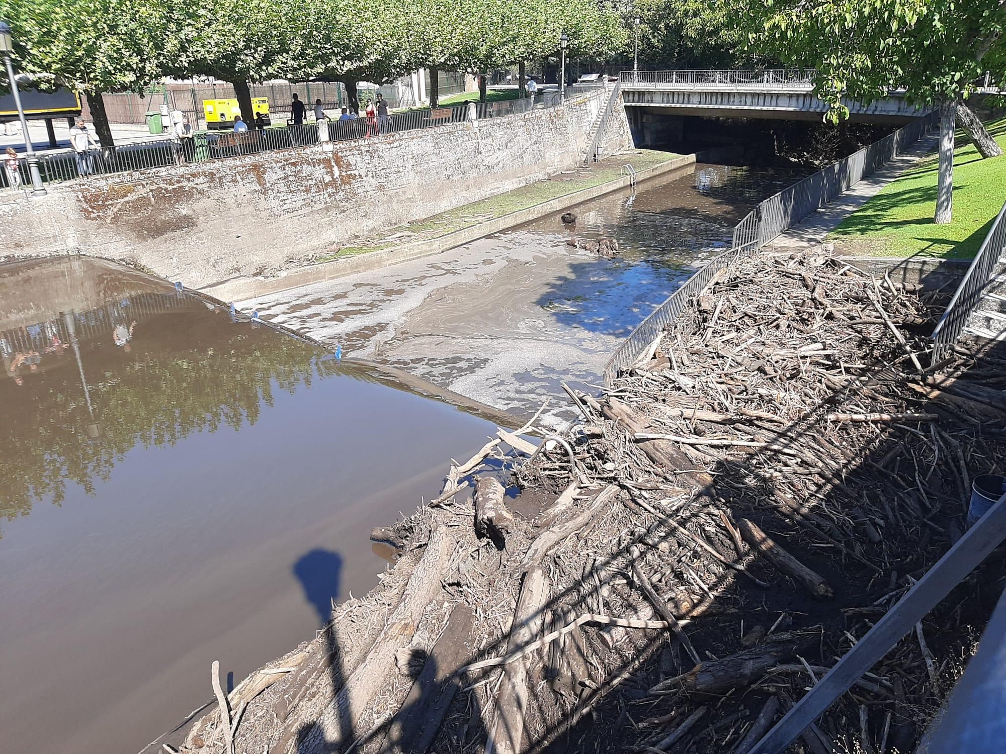 Estado en el que ha amanecido la playa fluvial de Molina, tras la riada y los arrastres.