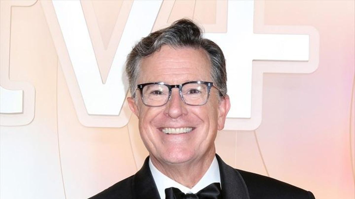 El presentador Stephen Colbert  con un premio Emmy en Hollywood, California, en septiembre de 2025.