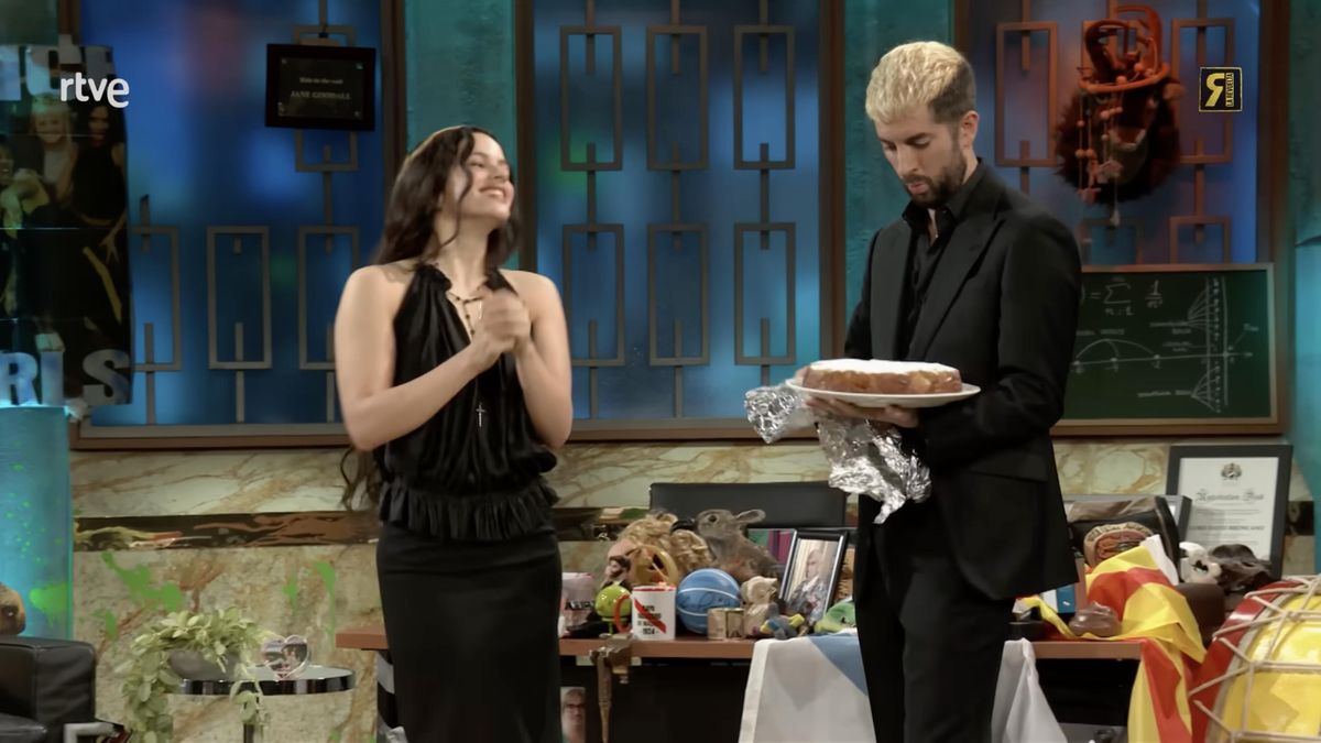 La receta del bizcocho con aceite de oliva y naranja de Rosalía en La Revuelta