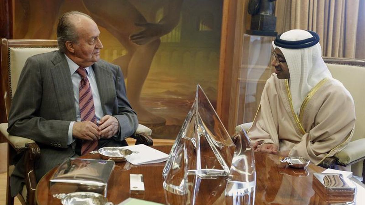 El Rey Juan Carlos, con un ministro de Emiratos Árabes en 2012 POOL - Archivo