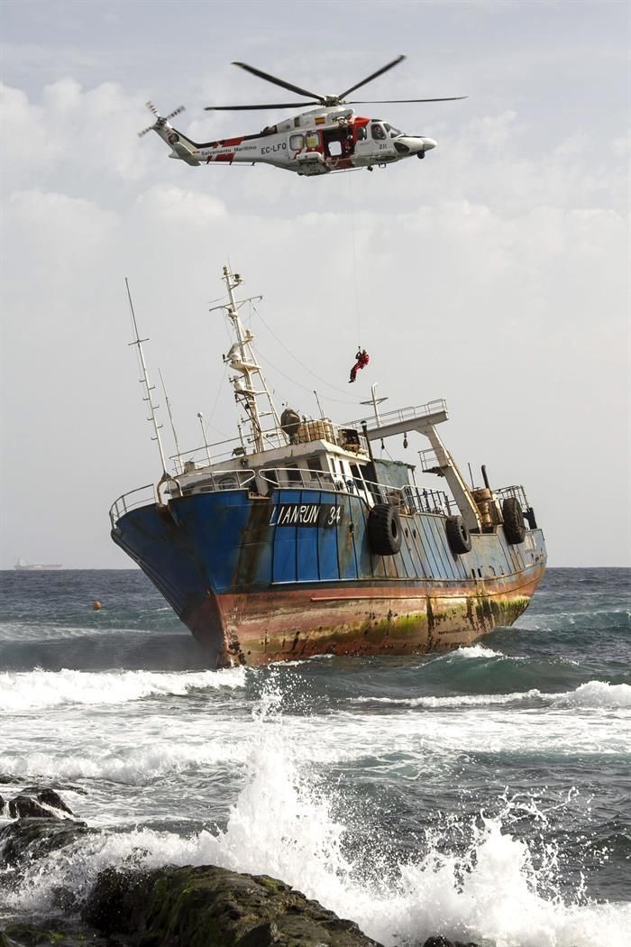 Labores para intentar retirar el buque encallado 'Lian Run'. EFE/Ángel Medina G.