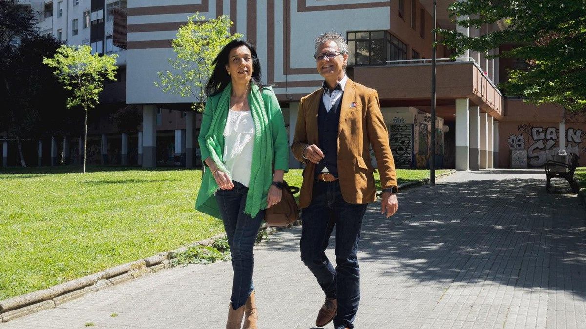 Amaia Martínez Grisaleña, candidata de Vox, este sábado con su marido