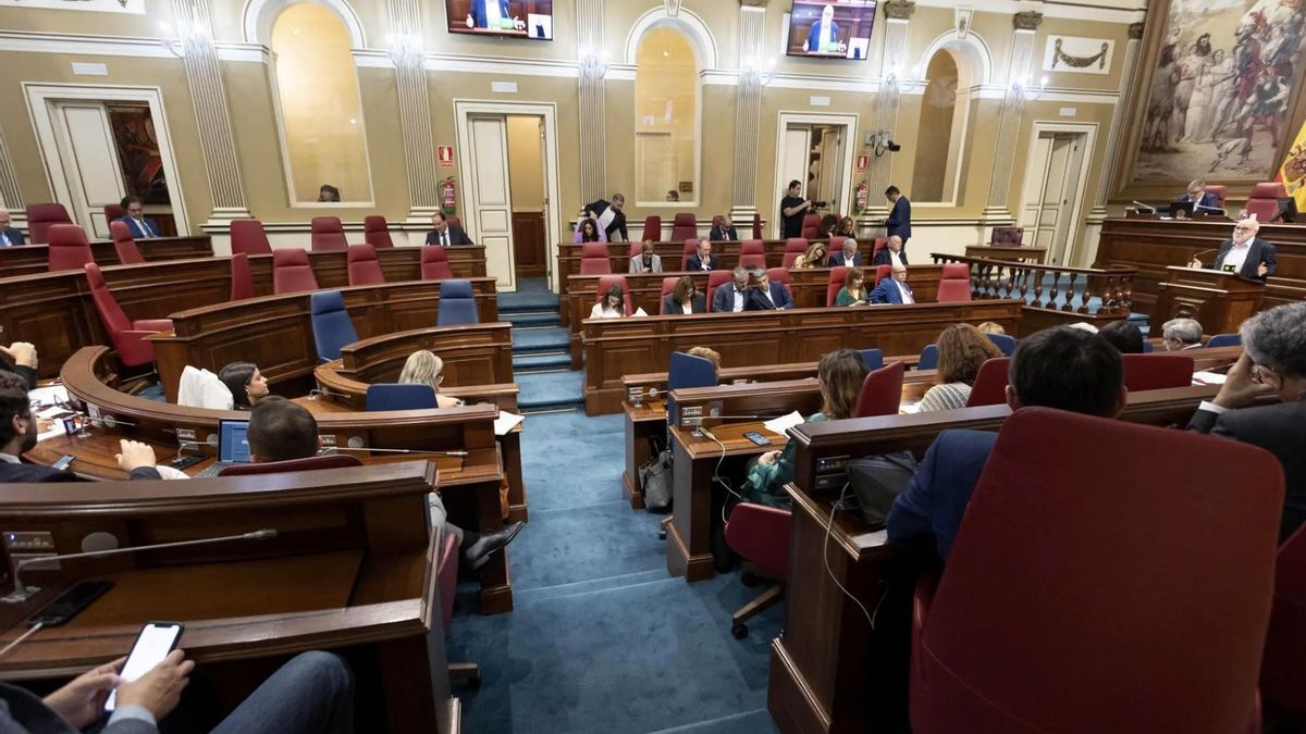 Imagen de archivo del salón de plenos del Parlamento de Canarias. EFE/Miguel Barreto