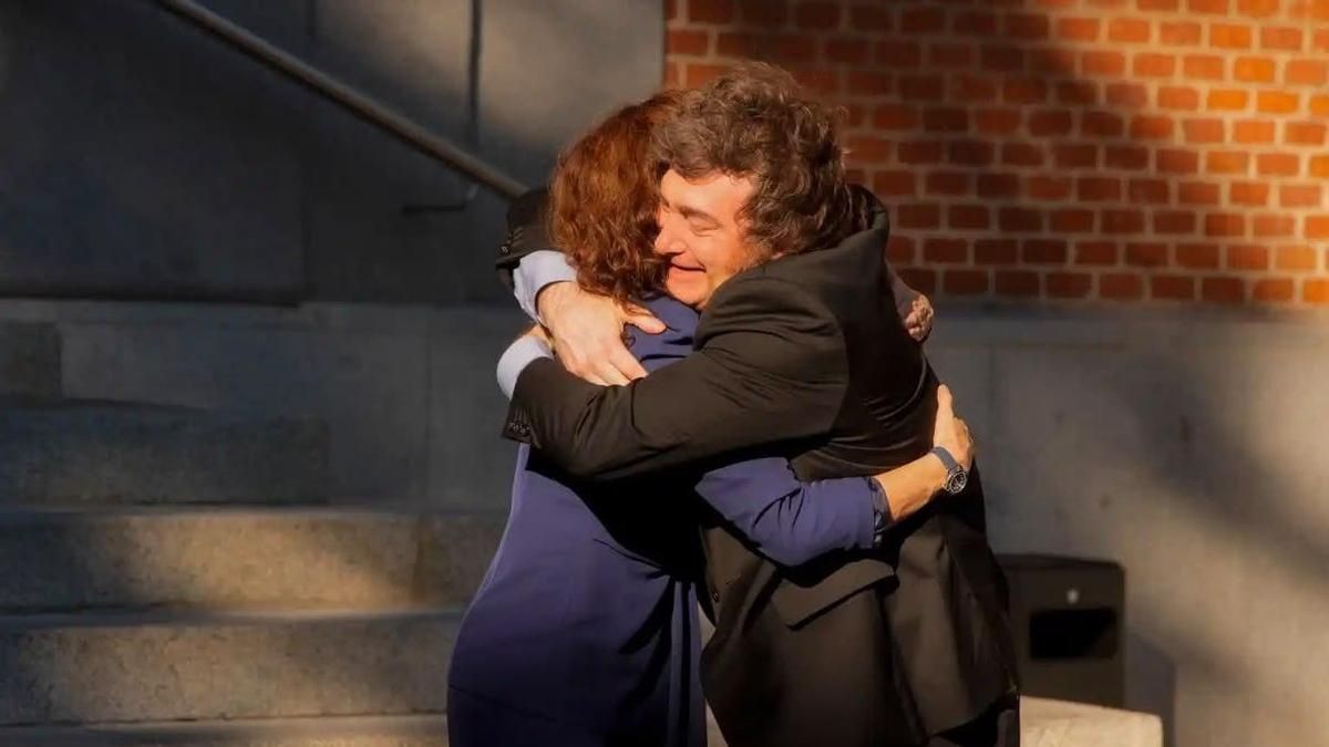 Ayuso y Milei se abrazan el 21 de octubre de 2026