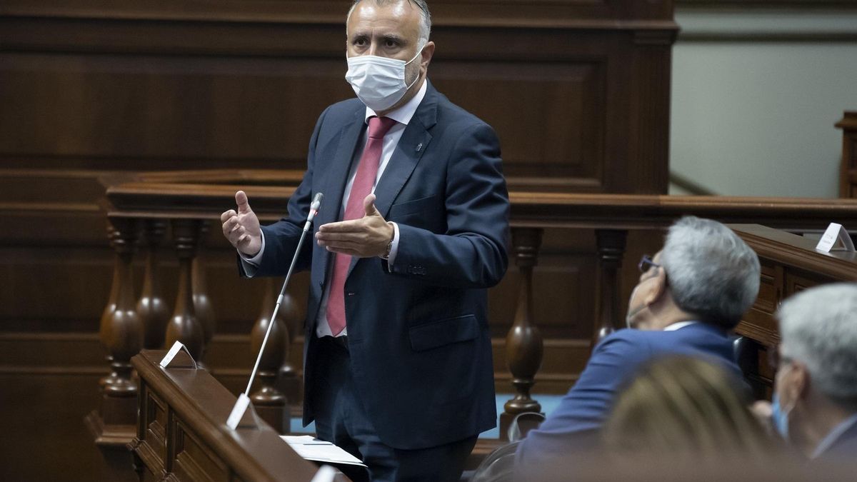 Archivo - El presidente de Canarias, Ángel Víctor Torres, en el Pleno del Parlamento