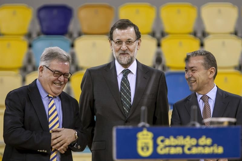 El jefe del Ejecutivo, Mariano Rajoy (c), junto al presidente canario, Paulino Rivero (d), y el presidente del Cabildo de Gran Canaria, José Miguel Bravo de Laguna, durante la inauguración del Gran Canaria Arena. EFE / Ángel Medina G.