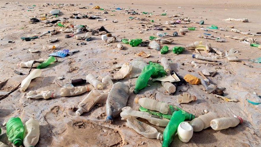 Más del 80 % de la basura que va a dar a los océanos se genera en tierra y uno de los contribuyentes mayores en esta contaminación es el plástico.