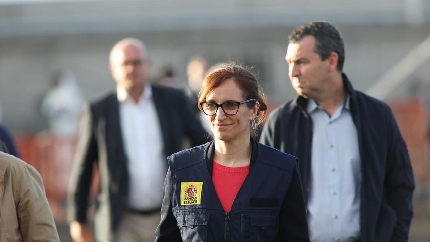 La ministra de Sanidad Mónica García atiende a los medios este domingo tras el desembarco de parte de los pasajeros del crucero.