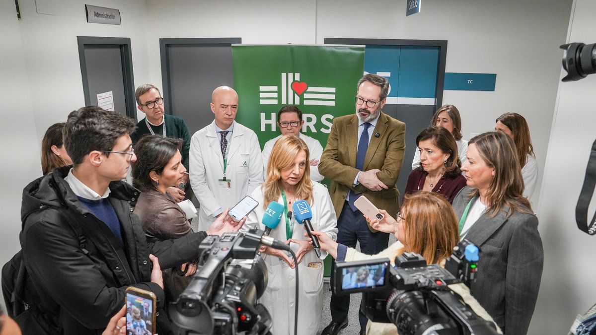 Autoridades andaluzas visitan la nueva resonancia magnética 3T del Hospital Reina Sofía