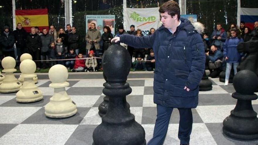 Peio García / ICAL El gran maestro leonés Jaime Santos mueve ficha.