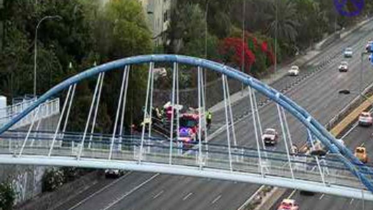 Woman injured after being hit by a car that overturned at a bus stop on the TF-5