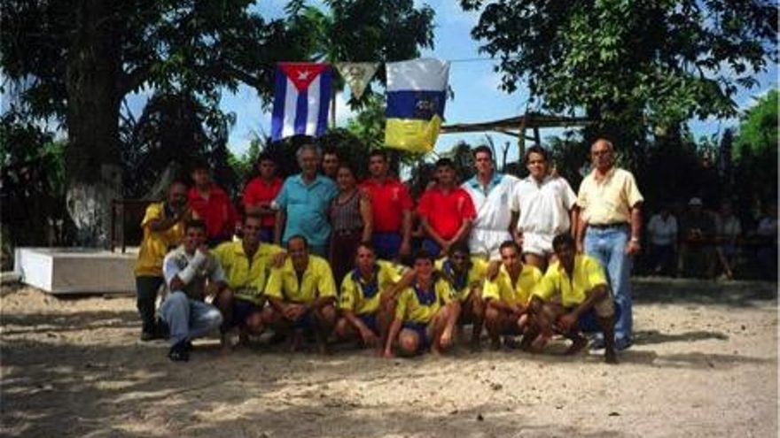 Equipo de lucha canaria con banderas cubana y canaria