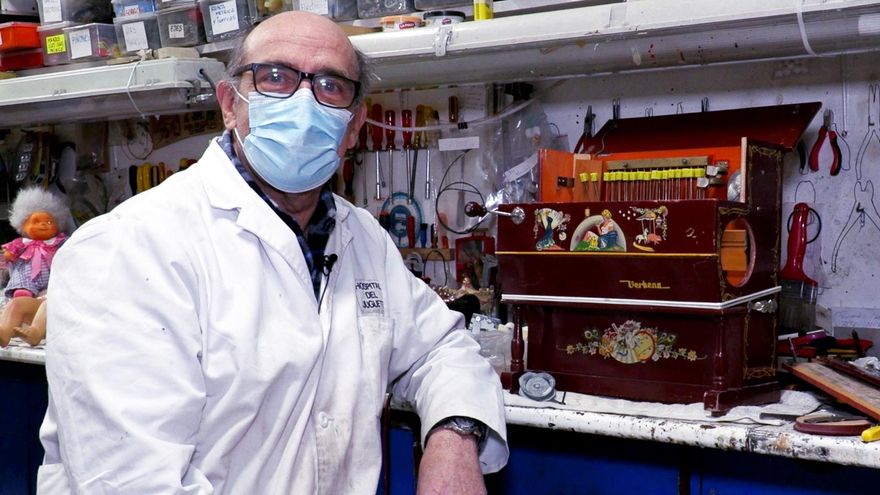 Antonio Martínez, tras cincuenta años al frente del Hospital del Juguete: "Antes el regalo de Reyes nos hacía una ilusión tremenda, ahora los niños tienen demasiado"