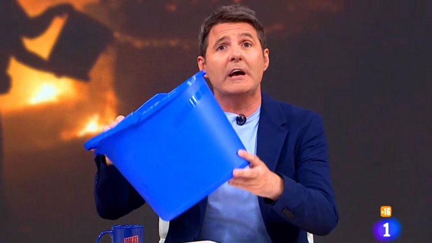 Cintora volvió a 'Malas lenguas' de RTVE con una seria denuncia de los incendios: "Tienes que jugarte la vida con un cubo"