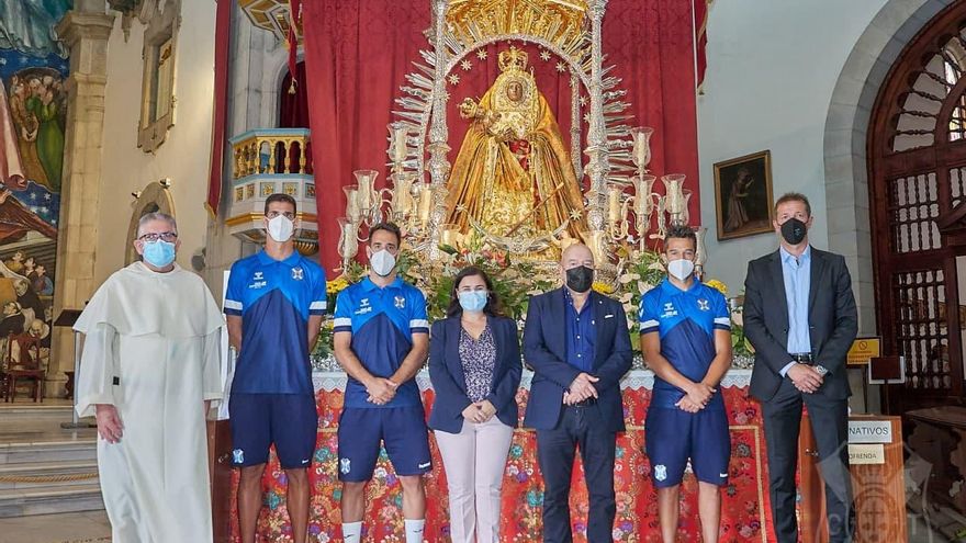 El CD Tenerife realiza la tradicional ofrenda floral a la Virgen de Candelaria