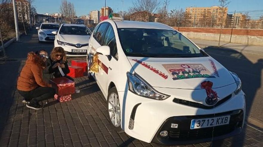 Tres vehículos de Radio Taxi León participaron en la cabalgata de Reyes Magos de León.