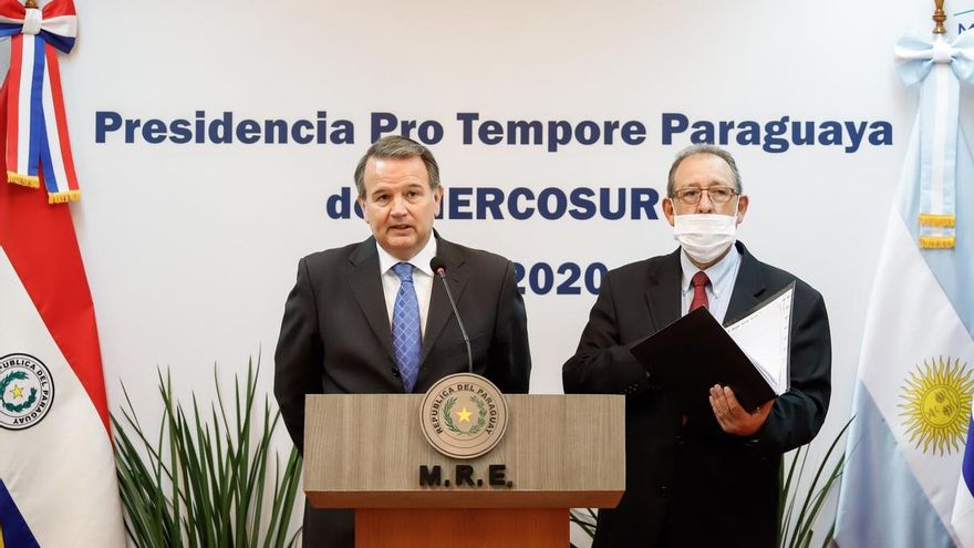 El viceministro de Relaciones Exteriores de Paraguay José Antonio Dos Santos (i) habla junto al viceministro de Relaciones Económicas de Paraguay, Didier Olmedo, durante una rueda de prensa este miércoles al finalizar la reunión virtual entre autoridades del Consejo de Mercado Común (CMC).