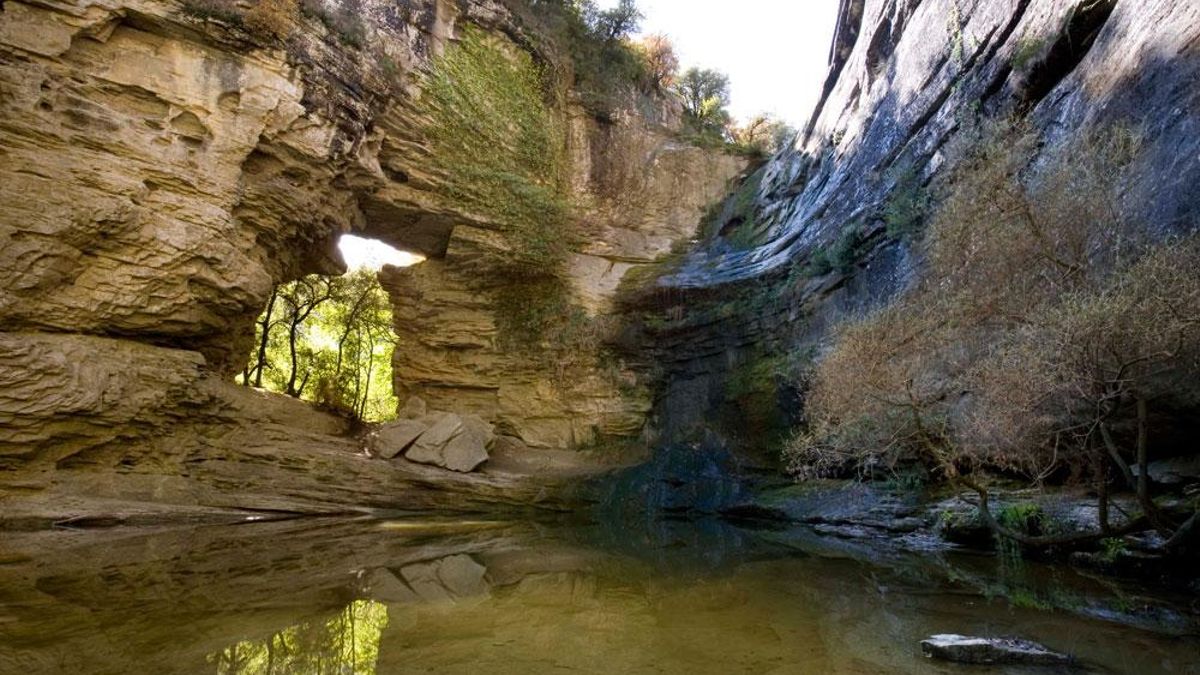 En verano, la Foradada suele reducir su caudal, pero conserva su belleza