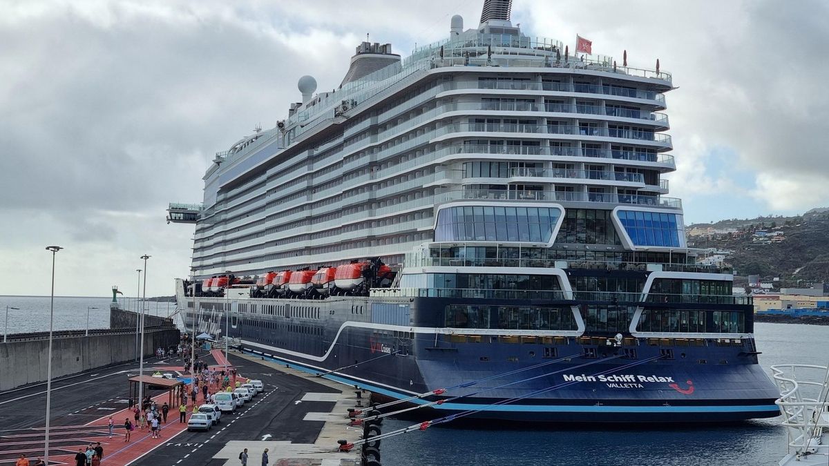 ‘El buque de cruceero 'Mein Schiff Relax’, este jueves, en el puerto de Santa Cruz de La Palma.