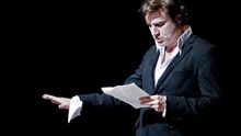 Alberto San Juan interpretando su obra 'Autorretrato de un joven capitalista español'
