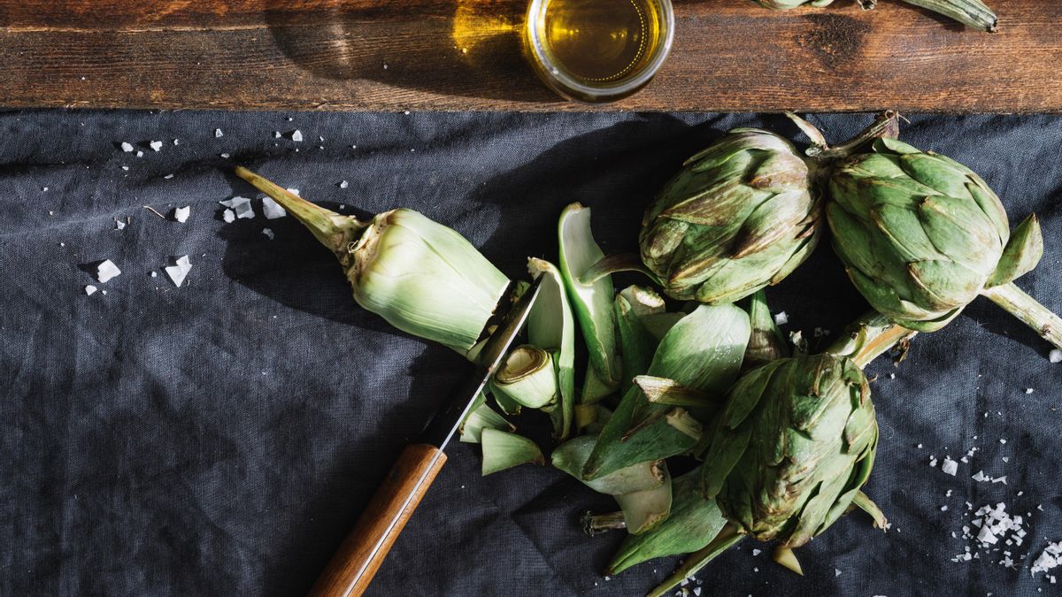 El primer paso de la receta consiste en limpiar y pelar bien las alcachofas