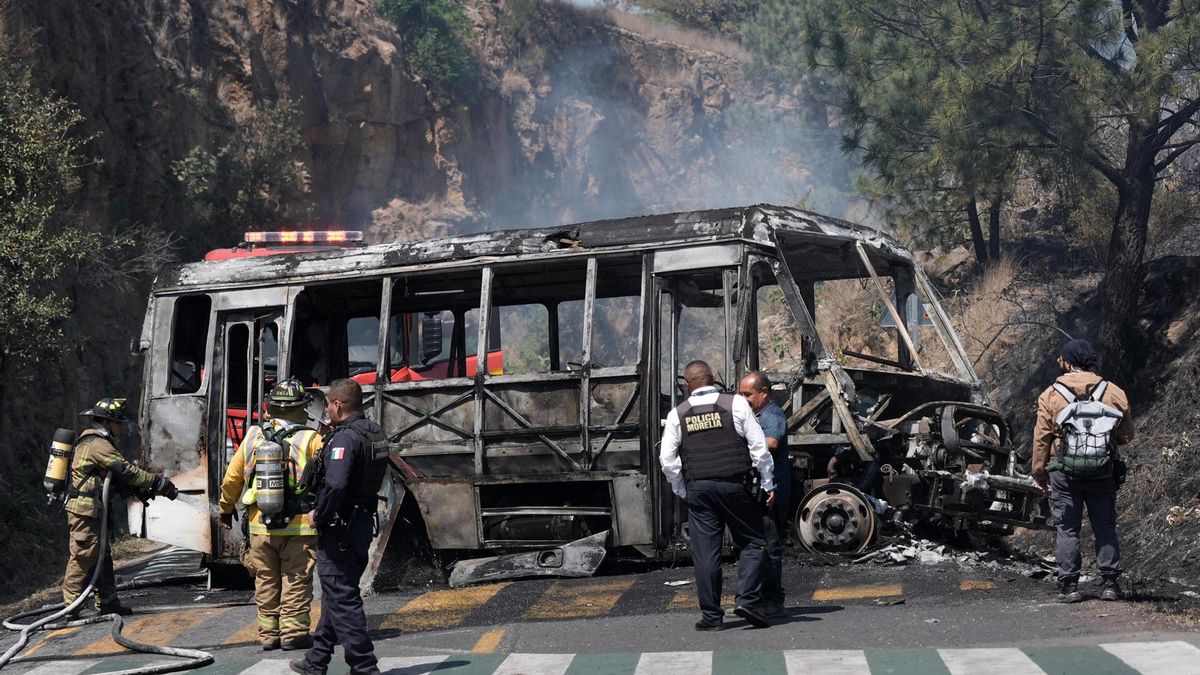 Bomberos e integrantes de la policía de Morelia trabajan en la zona donde fue incendiado un autobús por presuntos integrantes del crimen organizado ayer domingo, tras el abatimiento de Nemesio Oseguera Cervantes, alias El Mencho