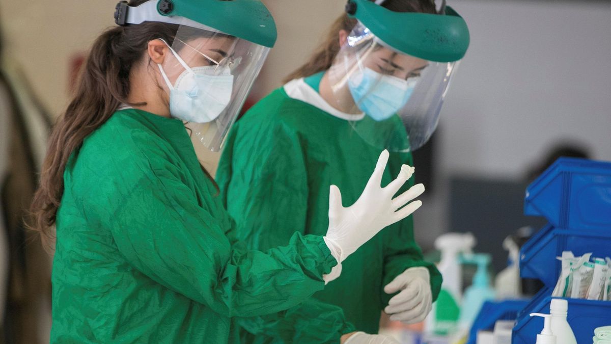 Sanitarios del Hospital Clínico Lozano Blesa de Zaragoza se equipan este jueves con Equipos de Protección Individual (EPI) para comenzar su trabajo en la sala de recepción de pacientes con síntomas de Covid-19 en Urgencias. EFE/Javier Cebollada