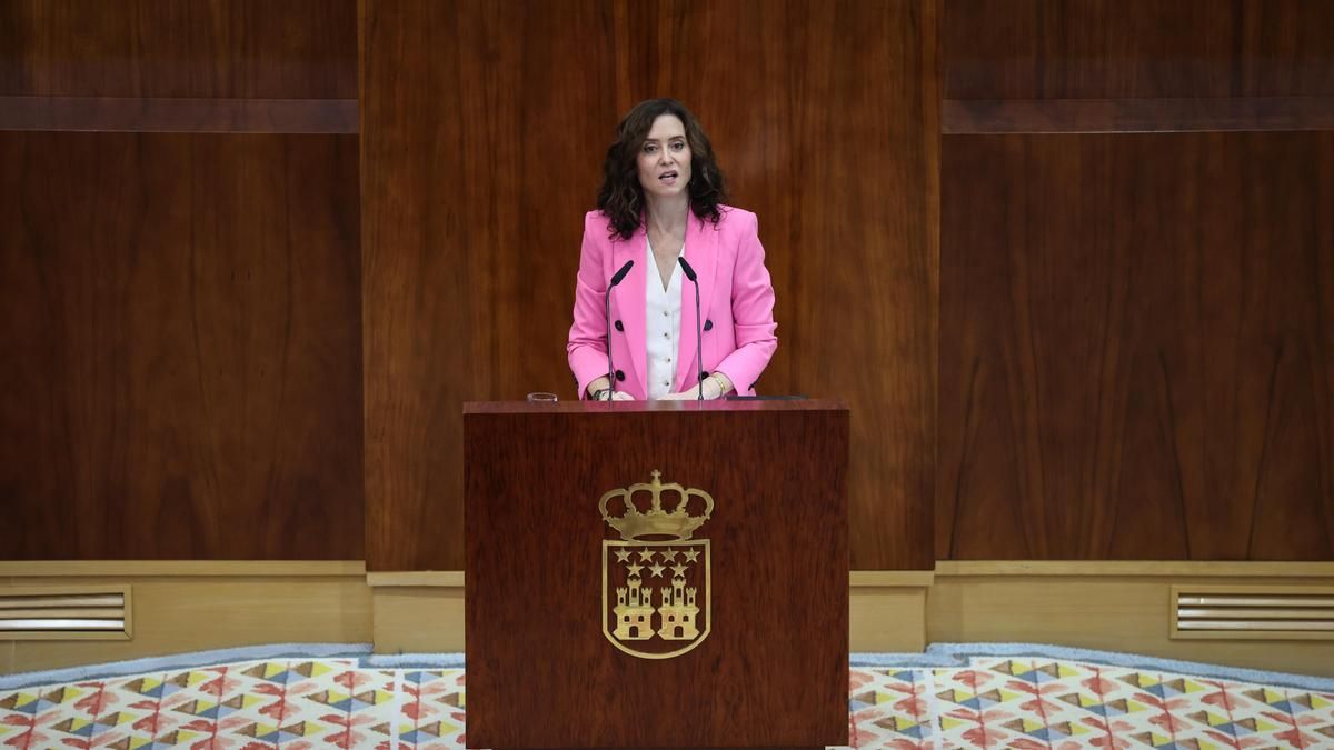 Ayuso camufla la crisis del ático con 100 medidas y prioriza la crítica a Sánchez en el primer día del debate sobre Madrid