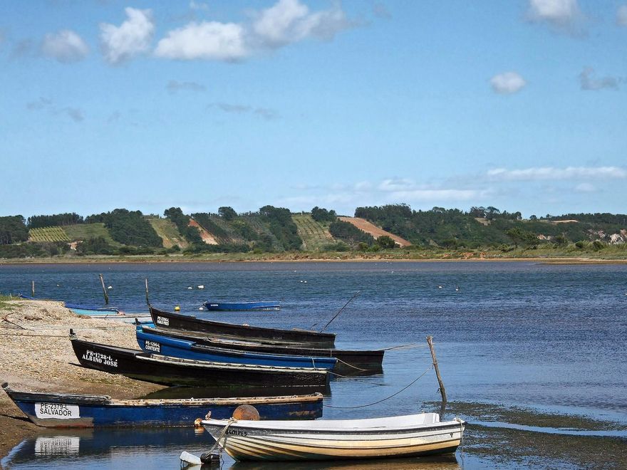 Barcas de pescadores en el Lagoa, una inmensa albufera a poca distancia de Óbidos.