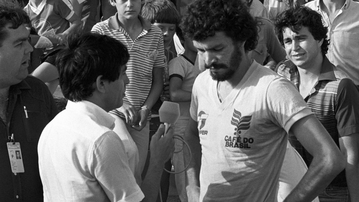 El futbolista Sócrates atiende a los medios después de un entrenamiento de la selección brasileña antes del Mundial de España 82.