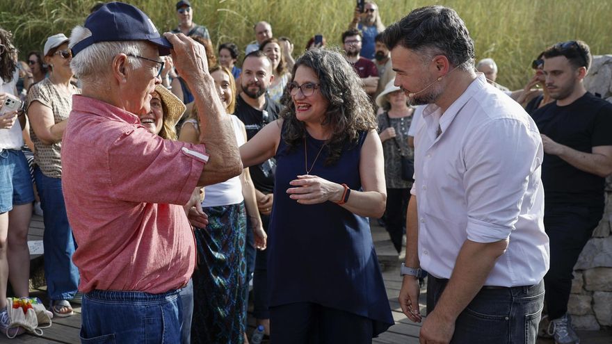 La exvicepresidenta del Gobierno valenciano Mónica Oltra y el portavoz de ERC en el Congreso, Gabriel Rufián (d), este viernes durante un acto conjunto.