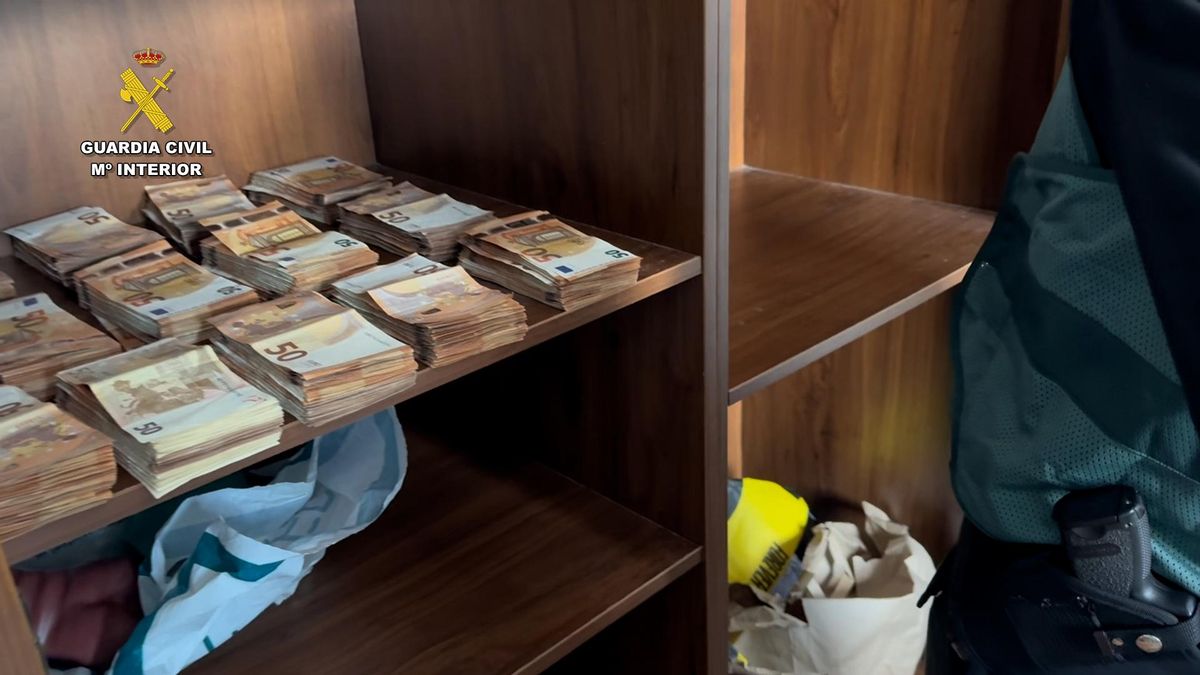 La Guardia Civil se ha incautado también de 320.000 euros en efectivo.