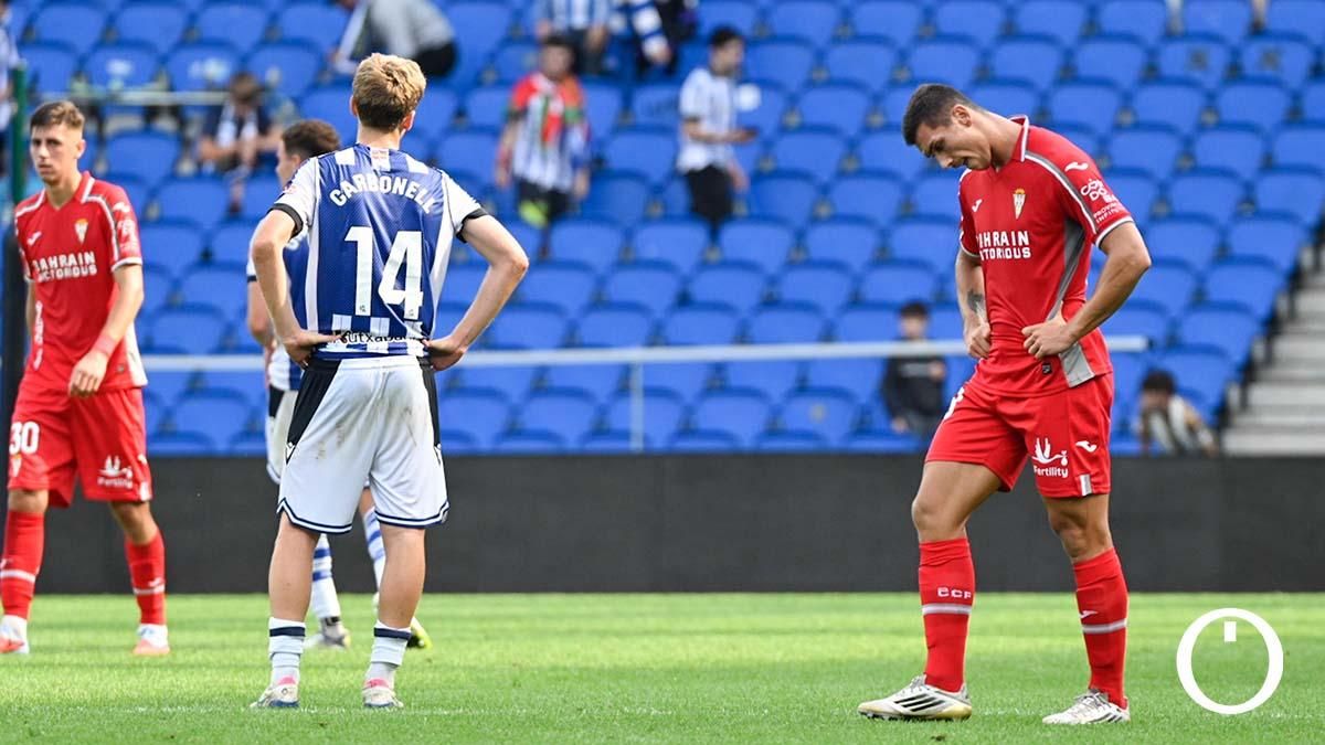 Adri Fuentes se lamenta durante el Real Sociedad B - Córdoba CF
