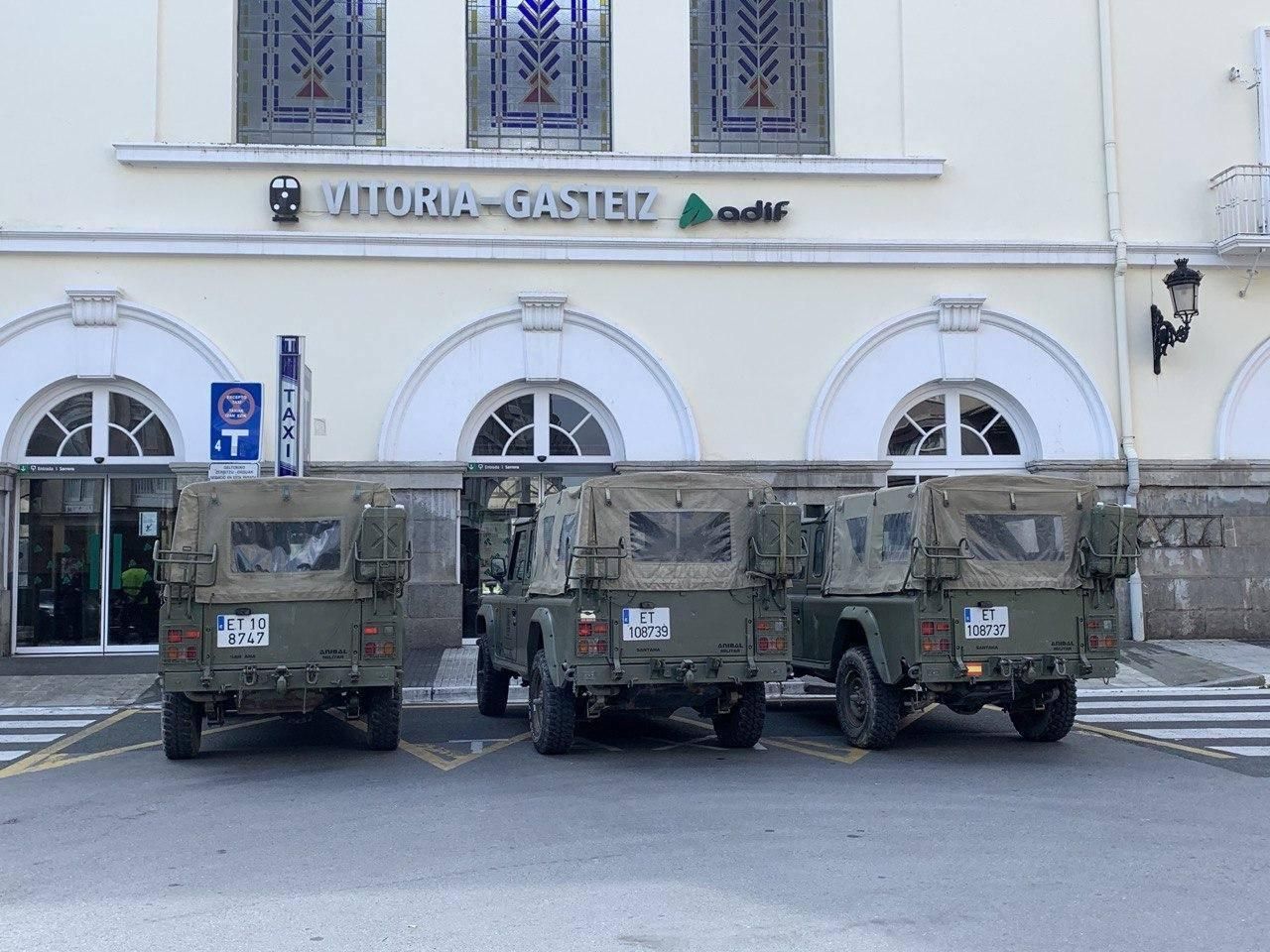 'Jeeps' del Ejército en la estación de tren de Vitoria