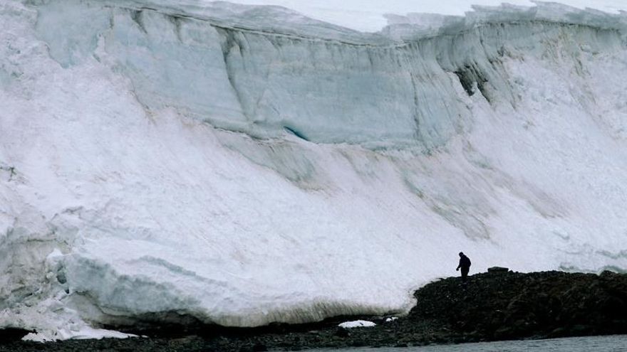 Un hombre camina al borde de un glaciar en la Isla Rey Jorge, en la Antártida uruguaya.