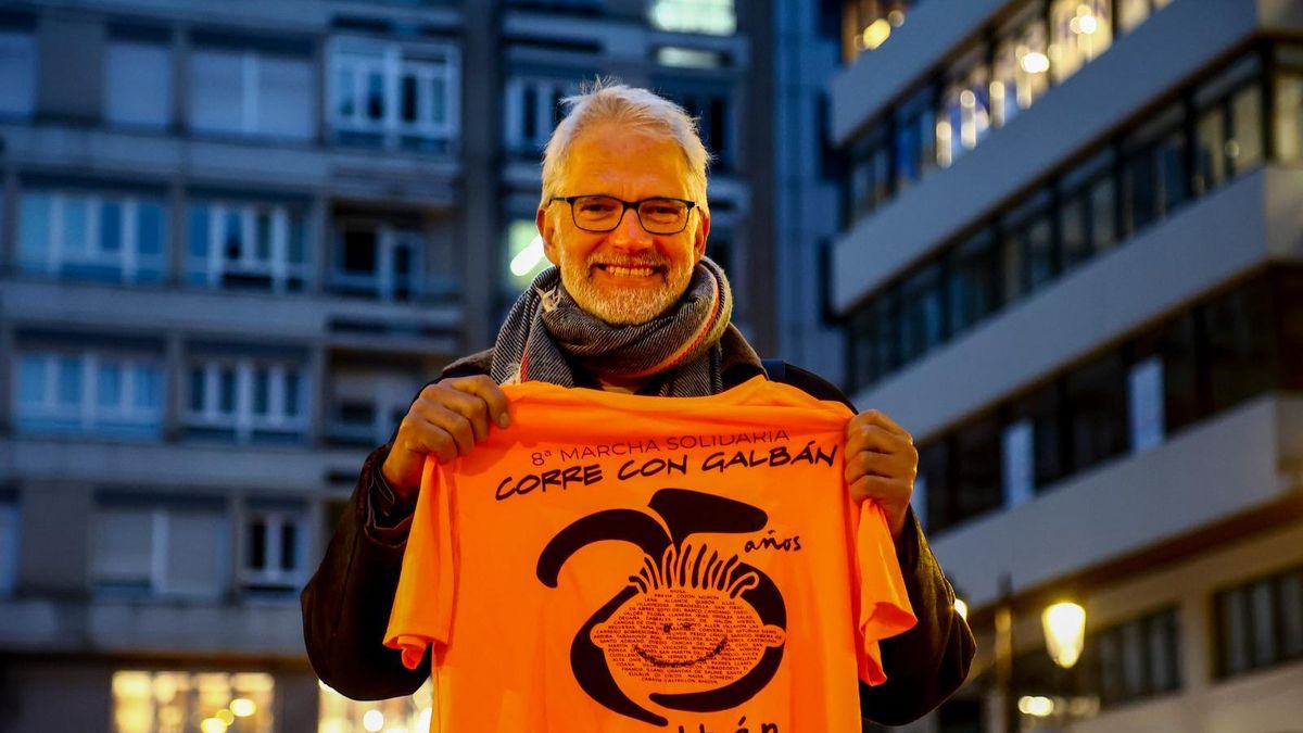 Lennart Koch, presidente de la Asociación Galbán, con una camiseta con el eslogan de la carrera celebrada el pasado 22 de febrero de forma simultánea en los 78 concejos asturianos.