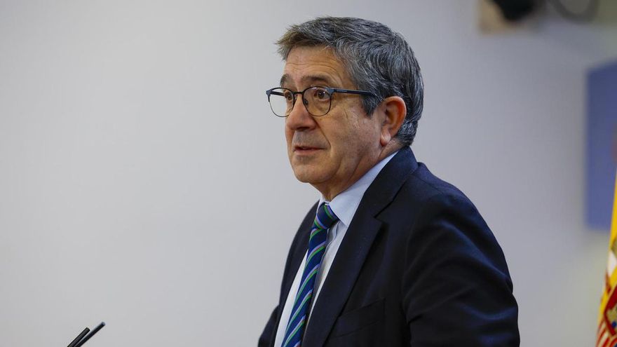 El portavoz del PSOE en el Congreso, Patxi López, ofrece una rueda de prensa con motivo de la Junta de Portavoces, este martes. EFE/ Zipi