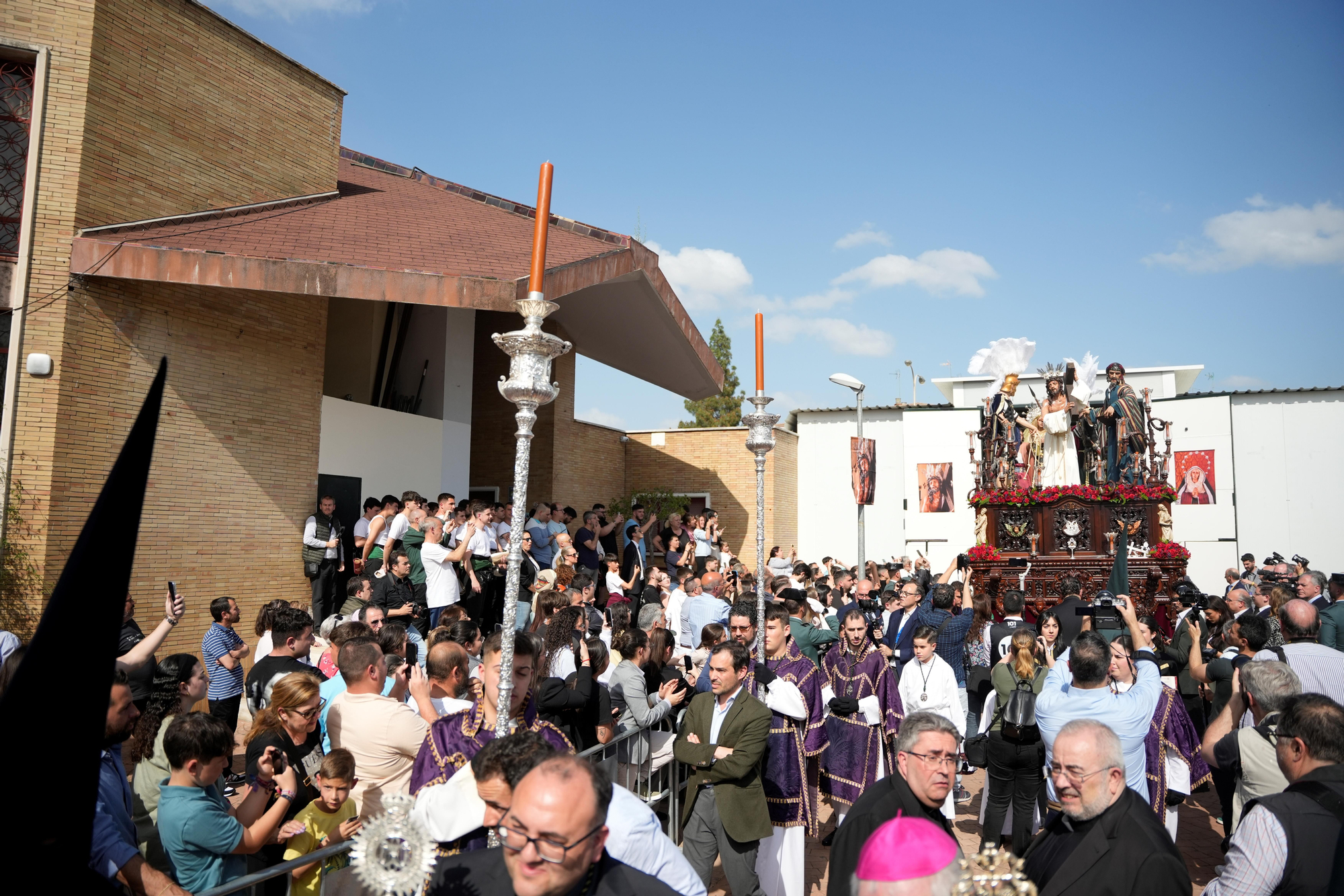 Día histórico en las Tres Mil Viviendas: primera salida procesional de la Hermandad de Bendición y Esperanza