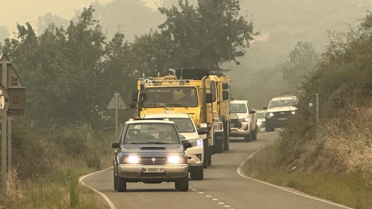Dispositivo contra incendios llegando a la zona de El Acebo, en la provincia de León