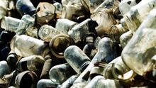 Residuos de cristal en una planta de reciclaje.