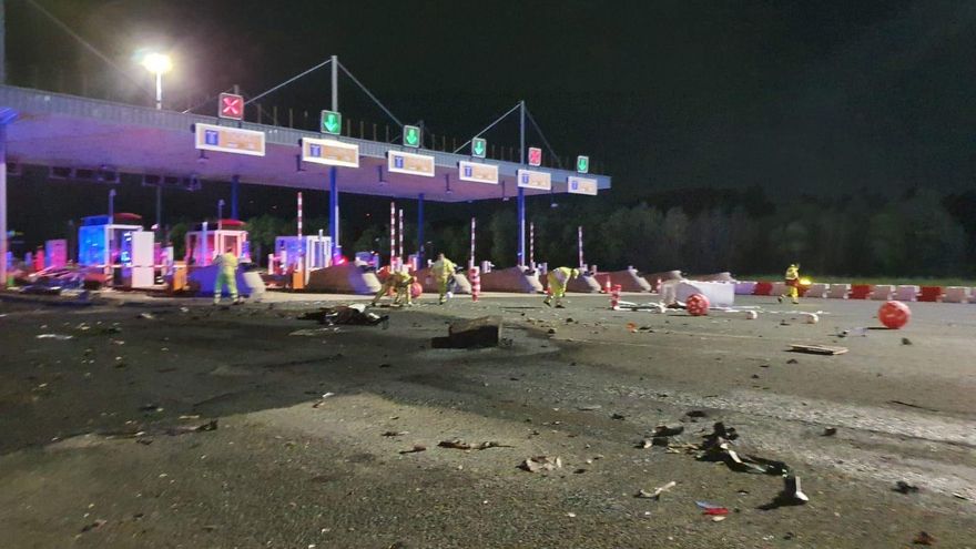 Las inmediaciones del peaje, con los restos de los vehículos