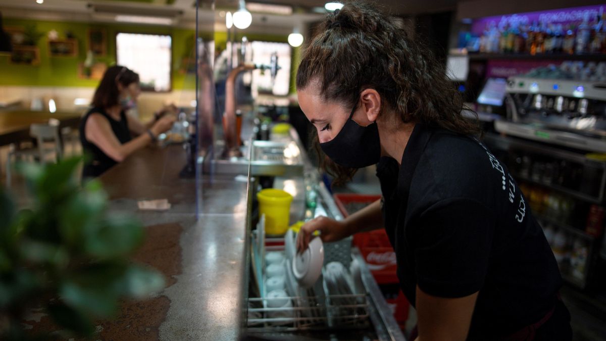 Una mujer trabaja en la barra de un bar