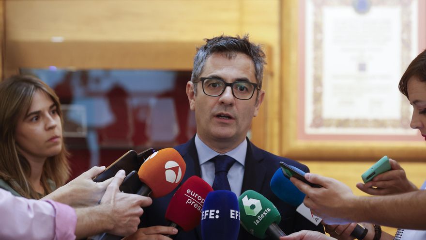 El ministro de la Presidencia, Relaciones con las Cortes y Memoria Democrática, Félix Bolaños, atiende a la prensa antes de visitar la Delegación Territorial de la ONCE en Madrid. EFE/ Javier Lizon