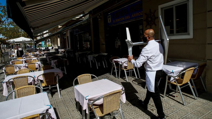 Las nuevas restricciones decretadas por el Gobierno catalán para la contención de la covid-19, como el cierre de bares y restaurantes, han entrado en vigor tras publicarse esta madrugada en el Diario Oficial de la Generalitat de Cataluña (DOGC). EFE/Quique García